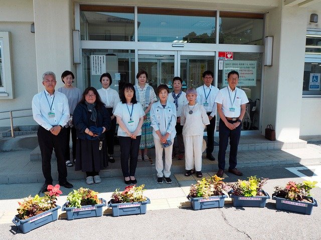 税務署へ花の寄せ植え寄贈